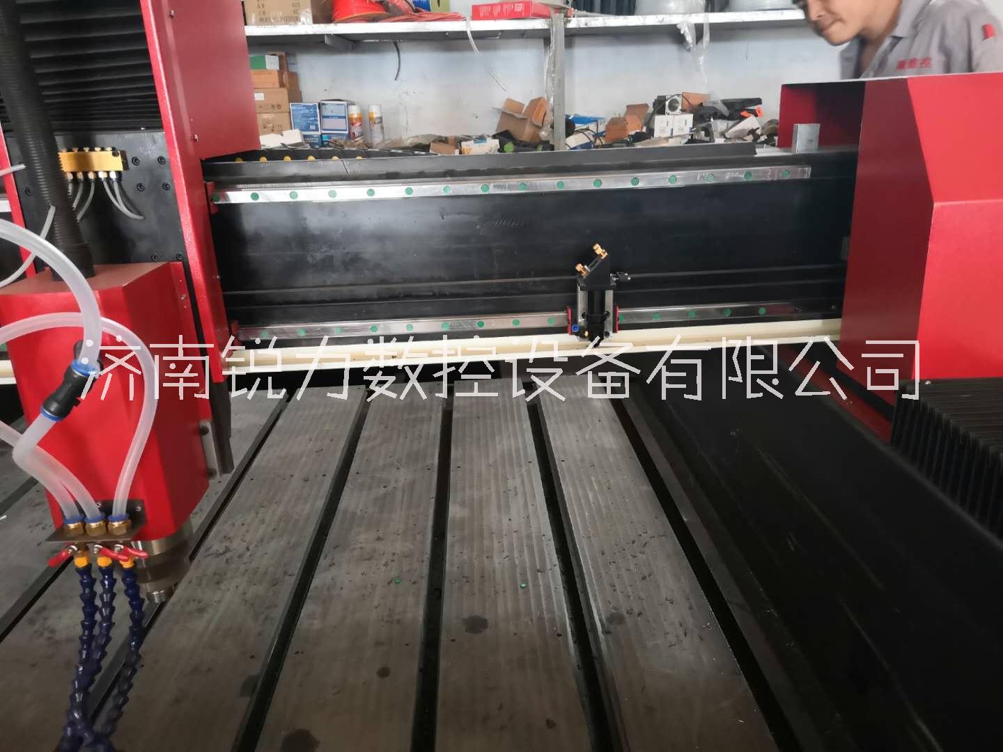 1825雙頭石材激光影雕一體機(jī) 墓碑人物頭像影雕雕刻機(jī) 石材激光影雕一體機(jī)報(bào)價(jià)