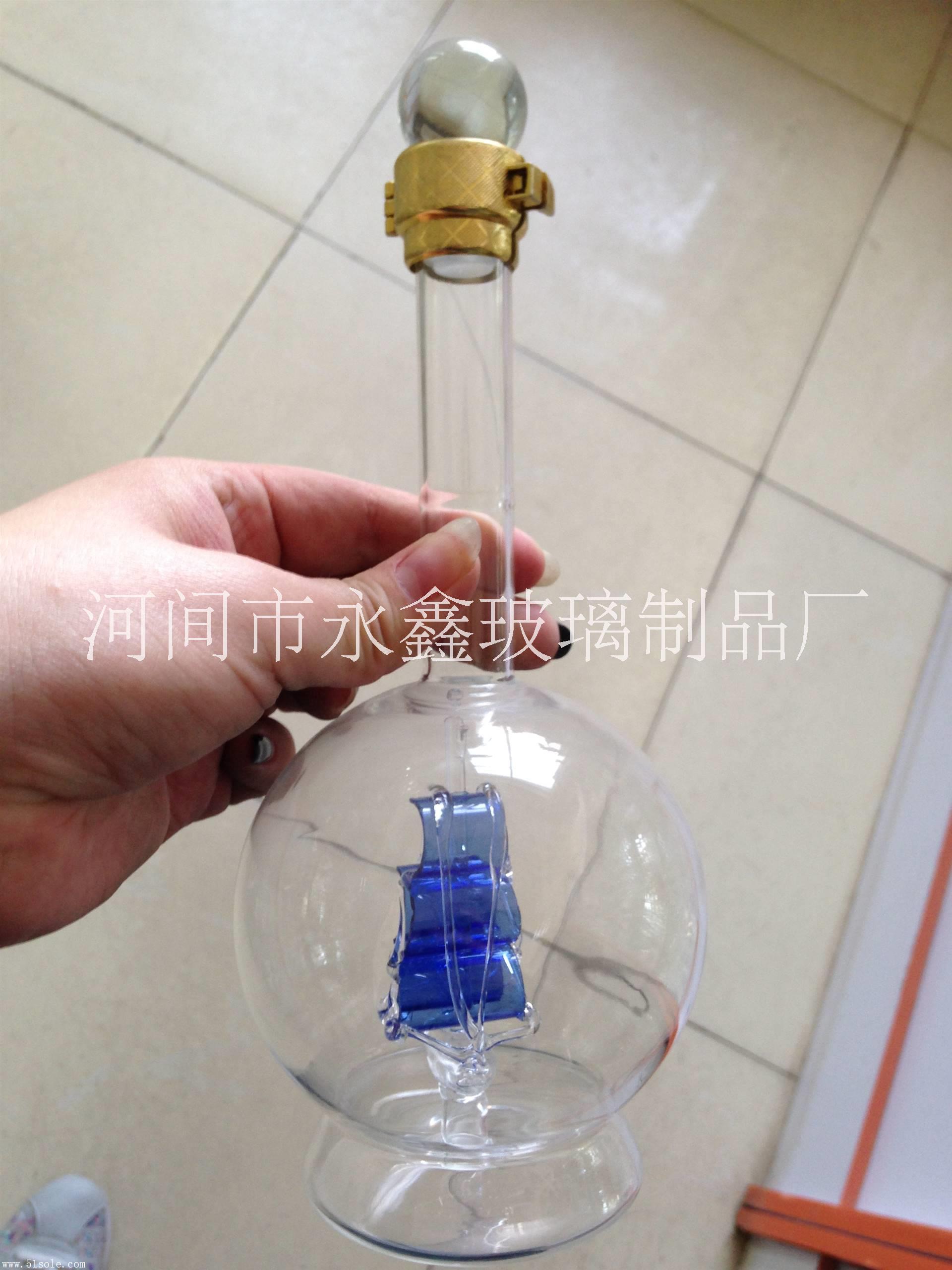 白酒酒瓶生產(chǎn)廠家定制內(nèi)置藍色花朵造型工藝玻璃酒瓶