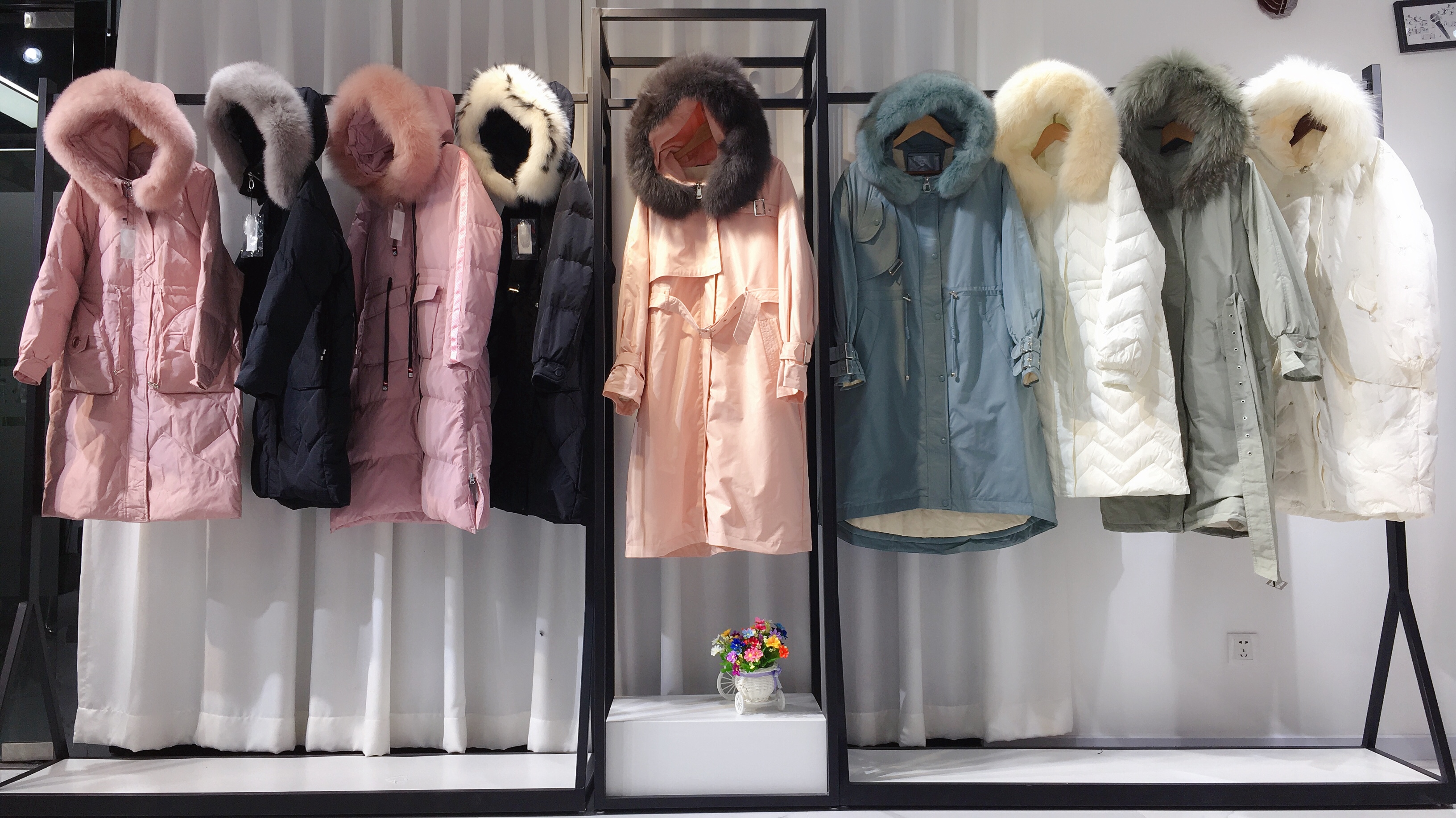 品牌折扣羽絨服批發(fā) 廠家熱銷實體店女裝貨源供應(yīng)批發(fā)