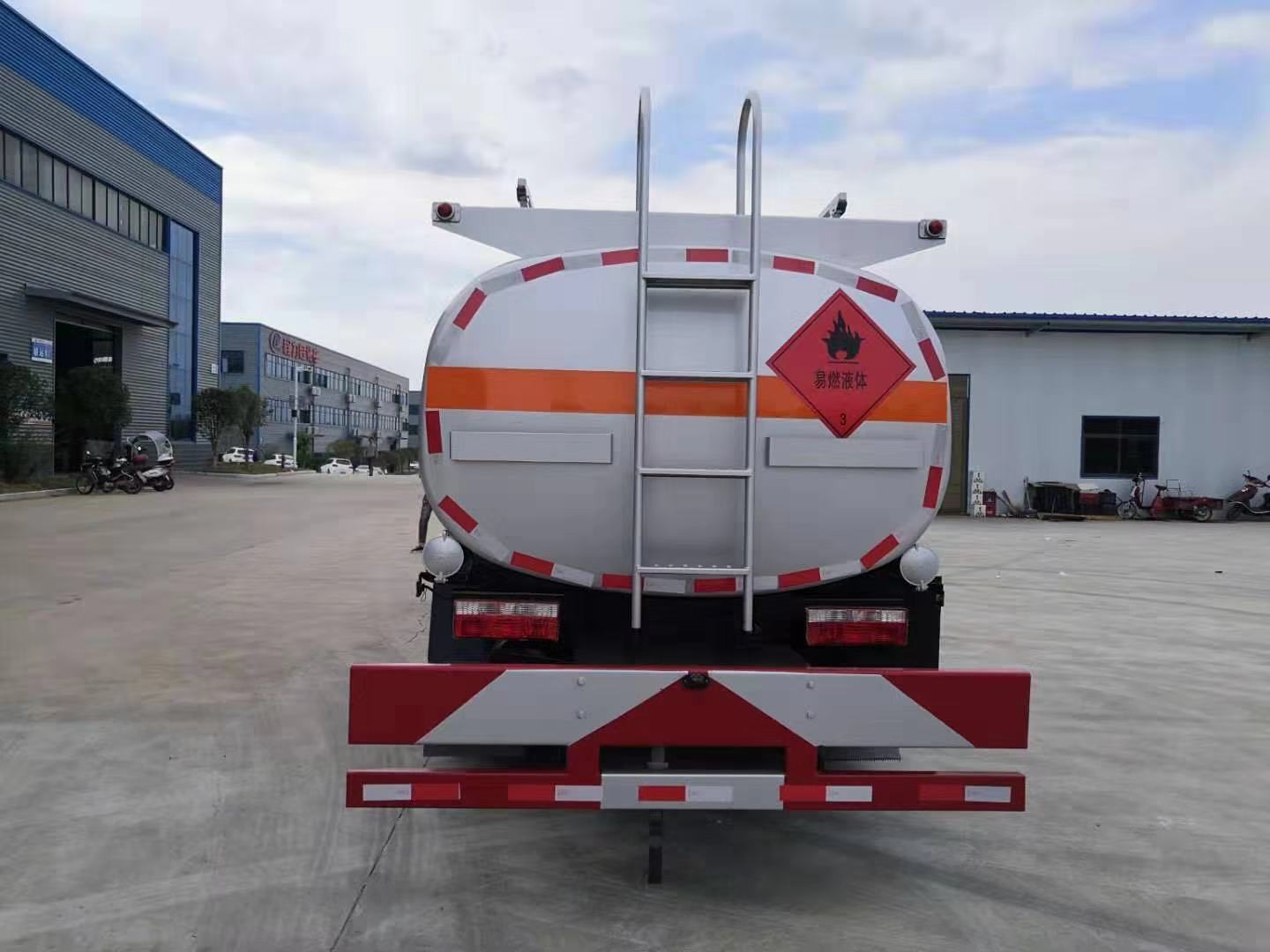 東風(fēng)多利卡8方油罐車圖片 品牌  廠家  多少錢  價(jià)格 哪家好  多少錢  報(bào)價(jià) 參數(shù) 程力歡迎您