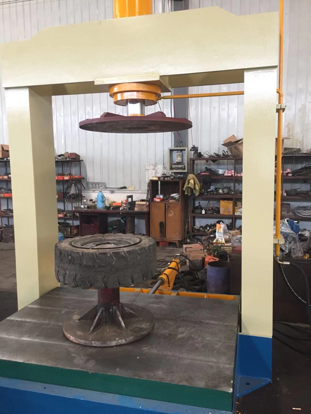 供應(yīng)100T實(shí)心輪胎定型壓胎機(jī) YM-200T叉車輪胎拆裝機(jī)