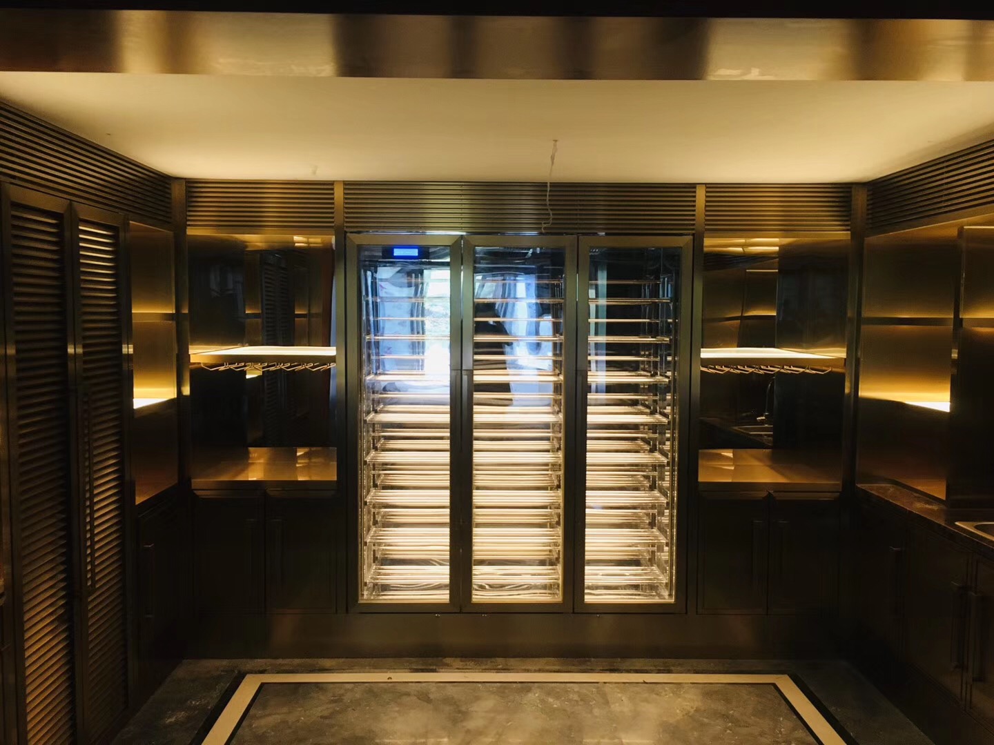 深圳紅酒玻璃展示柜廠家、電話、供應(yīng)商【深圳市寶安區(qū)瀚倫不銹鋼經(jīng)營部】