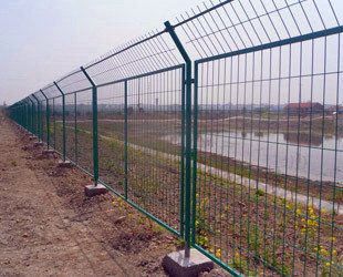 折彎鐵絲圍欄網(wǎng)  深圳帶折彎圍欄網(wǎng)，專注場地護欄網(wǎng)多年 場地護欄網(wǎng)廠家