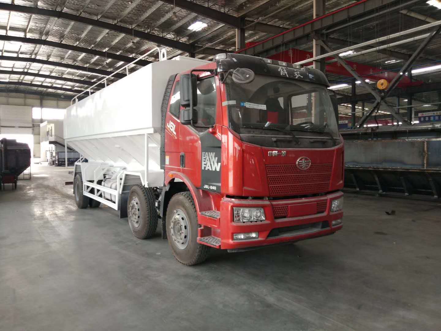 解放J6小三軸電動(dòng)散裝飼料運(yùn)輸車價(jià)格-廠家