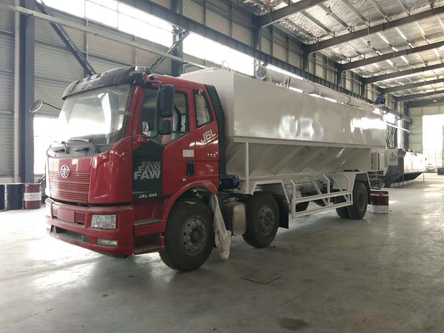 解放J6小三軸電動(dòng)散裝飼料運(yùn)輸車價(jià)格-廠家