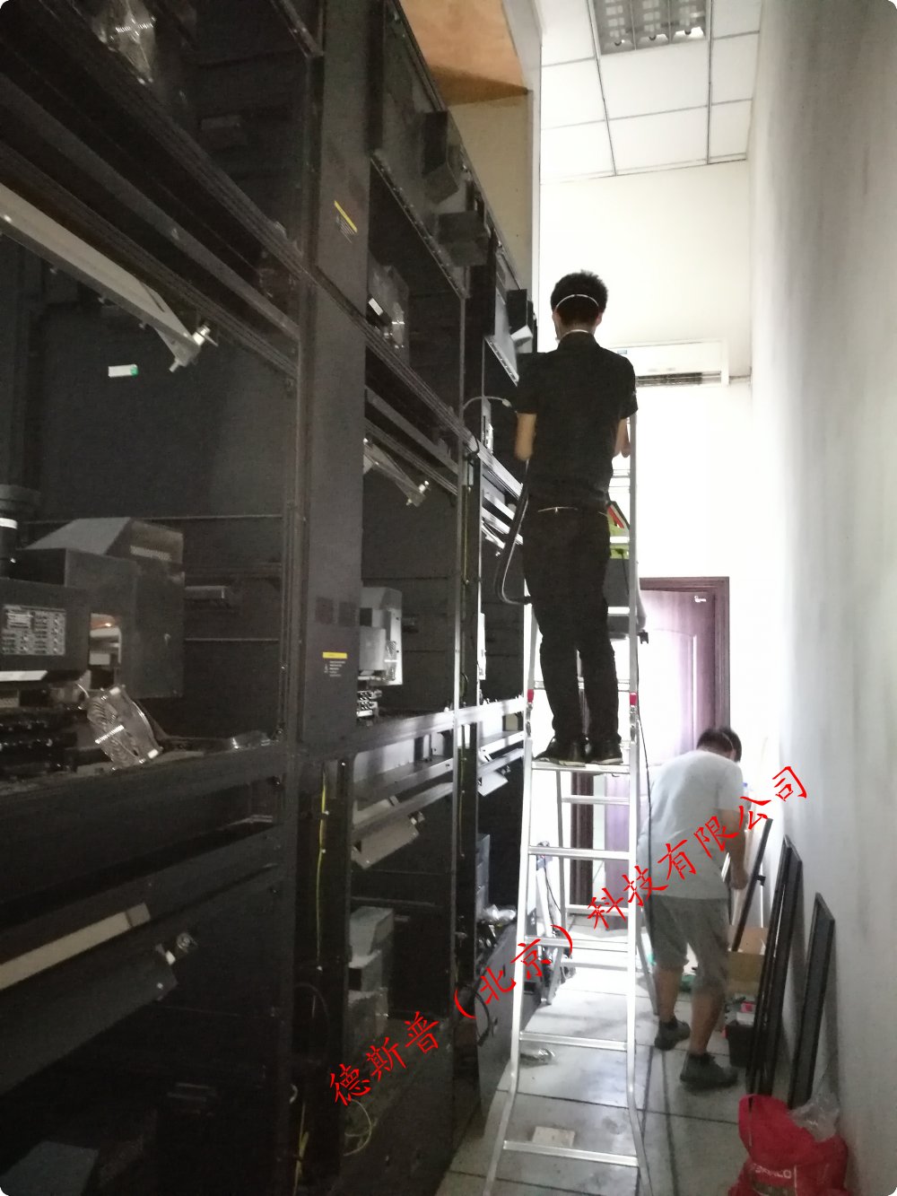 大屏幕維修廠家-北京威創(chuàng)DLP大屏維修，設(shè)備除塵保養(yǎng)