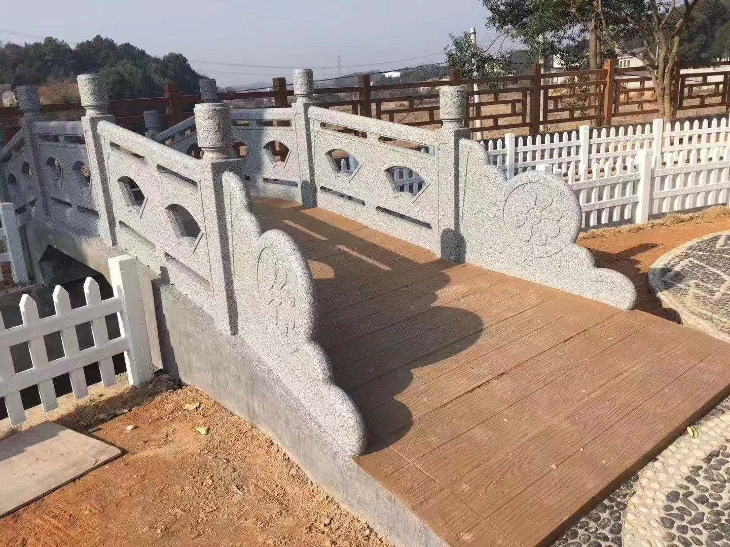 仿石護(hù)欄價(jià)格  電話 供應(yīng)商 哪家好【青島金楓冠園林水泥景觀護(hù)欄有限公司】