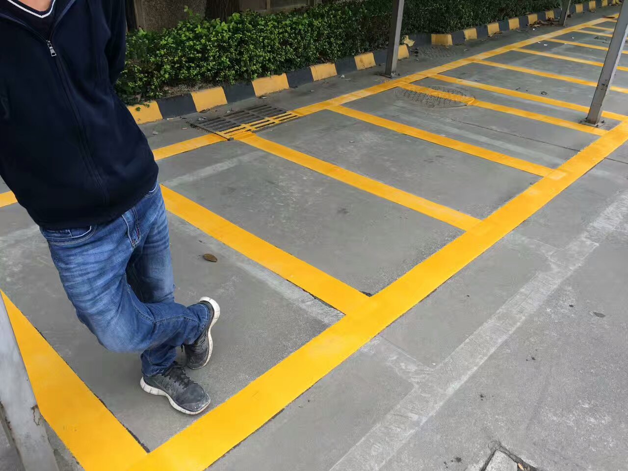 深圳停車場車位劃線標準，深圳車位劃線廠家位置，深圳車位畫多大合適停車