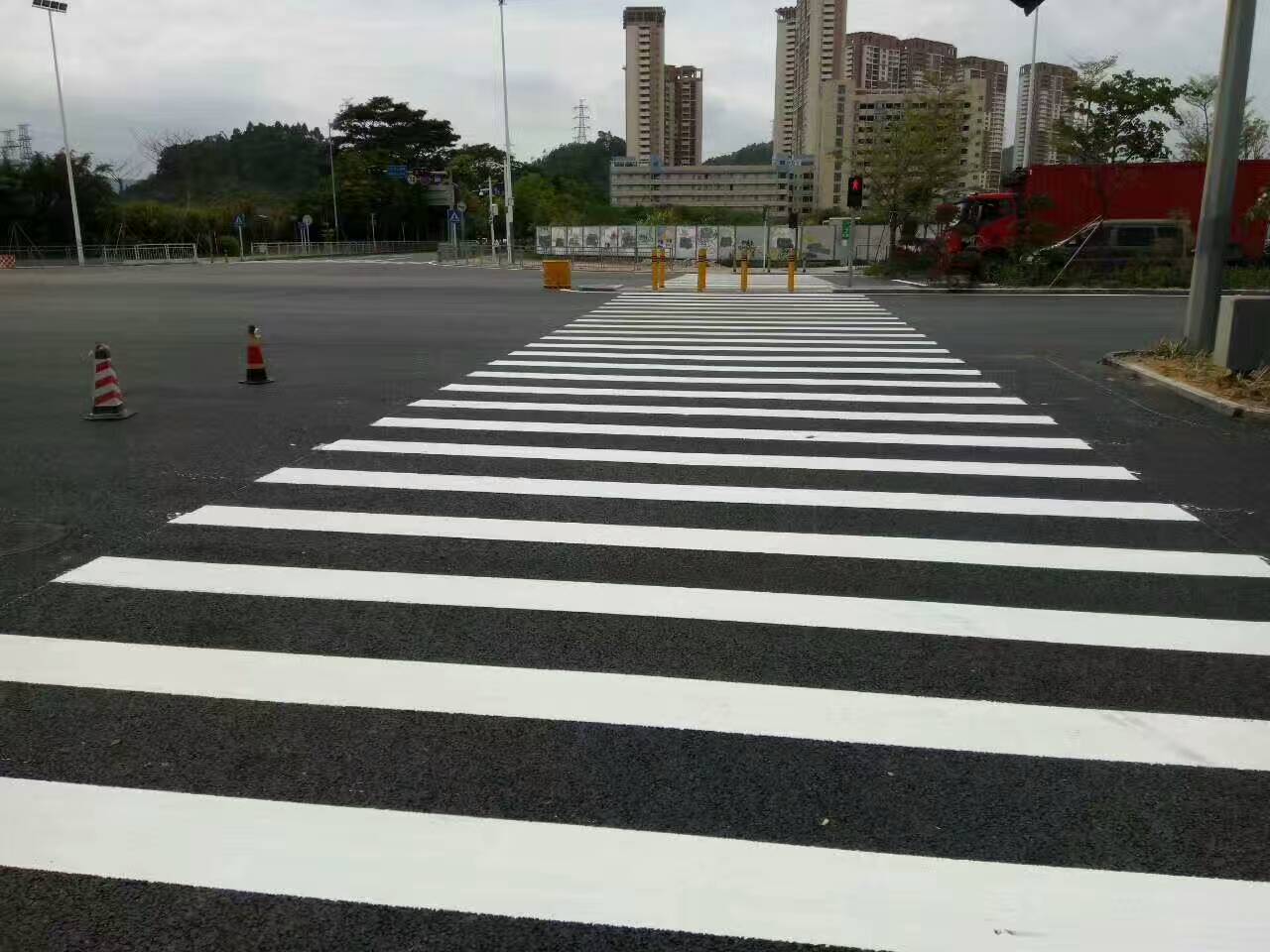 博羅車位劃線用什么材料好，博羅畫(huà)斑馬線哪家耐磨，博羅消防字體劃線價(jià)格