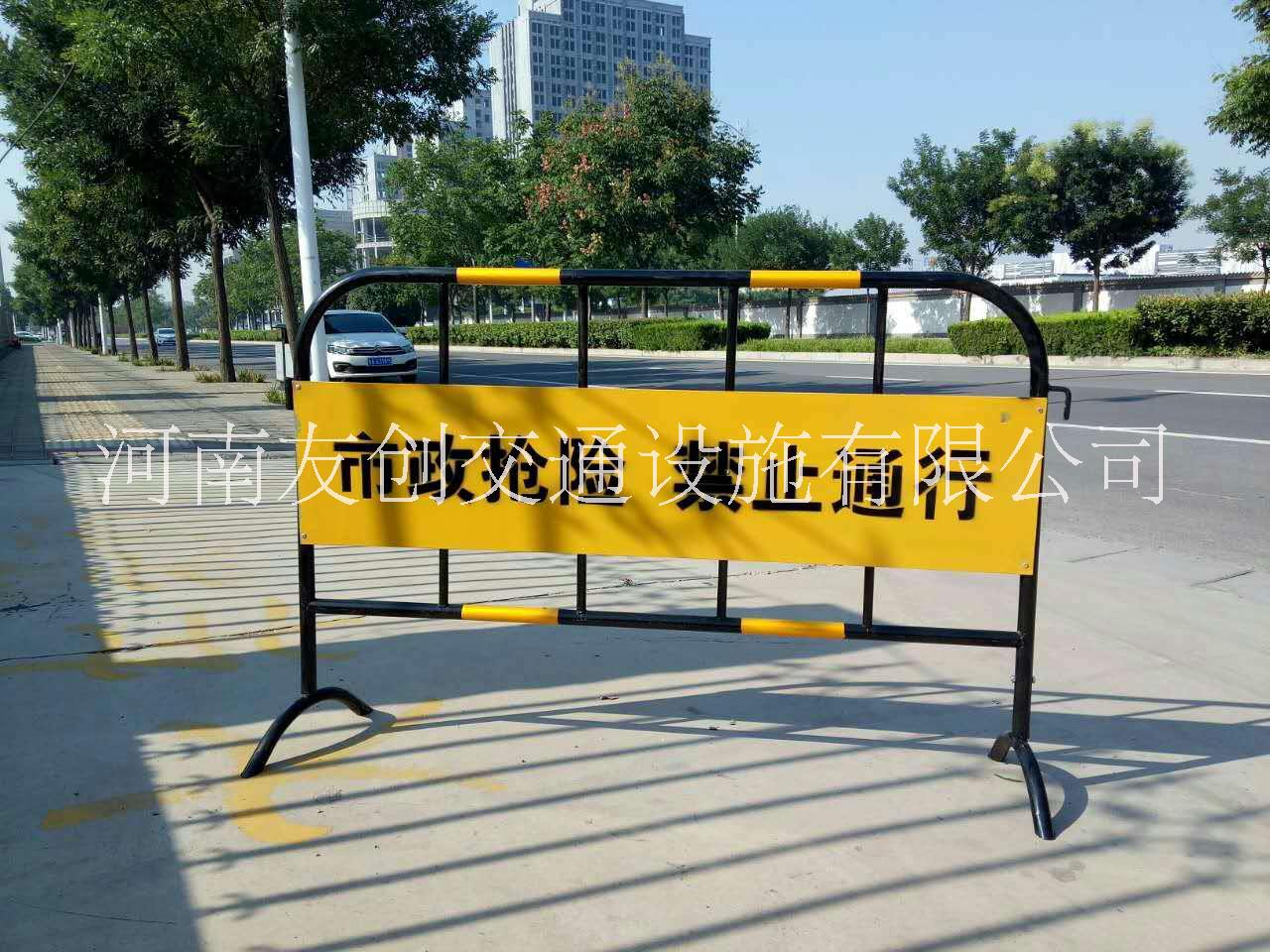 河南廠家現(xiàn)貨1.5*2米臨時(shí)道路護(hù)欄 紅白 黑黃方管施工道路護(hù)欄 鐵馬護(hù)欄 臨時(shí)鐵馬