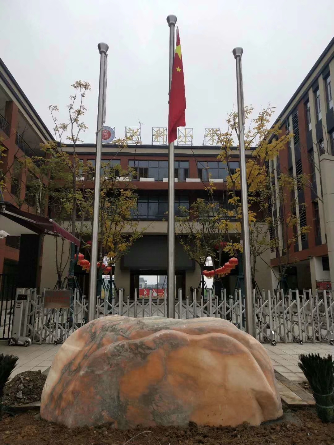 東莞不銹鋼旗桿預(yù)埋做法，東莞做旗桿用多粗的管，東莞單位旗桿立幾條合適