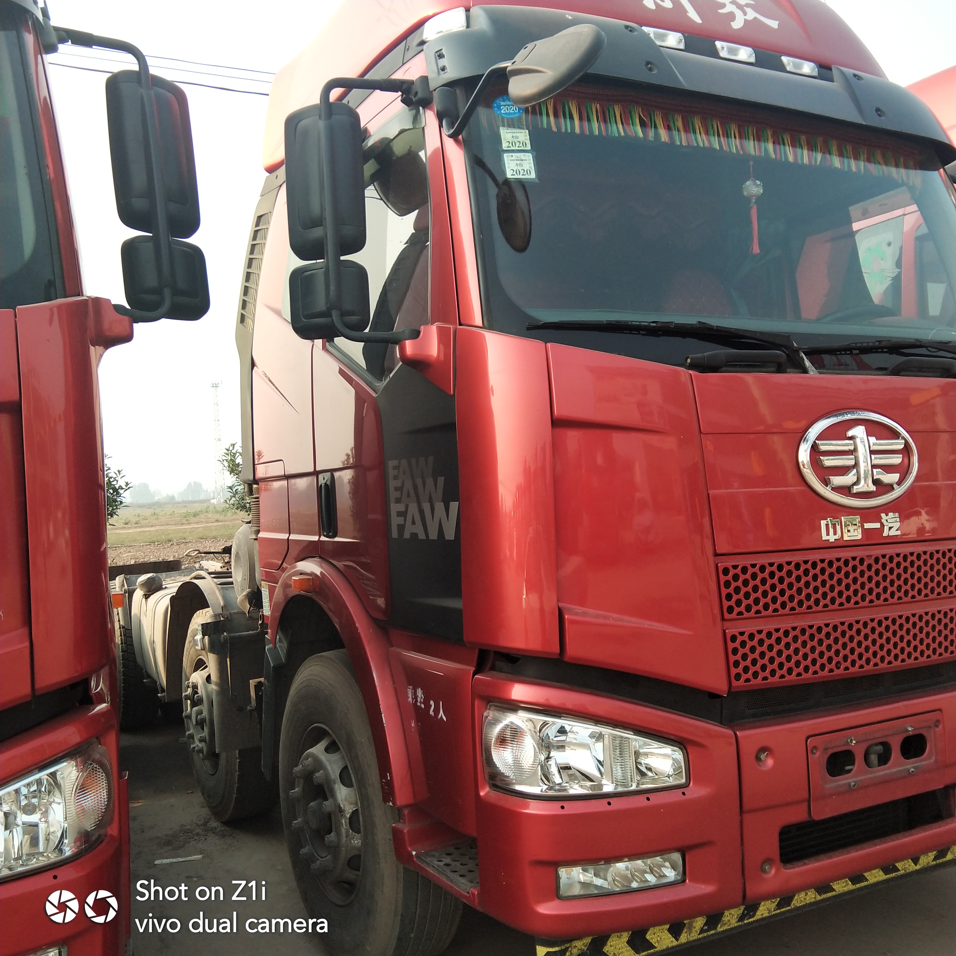 二手解放J6牽引車雙驅(qū)375馬力手續(xù)齊全