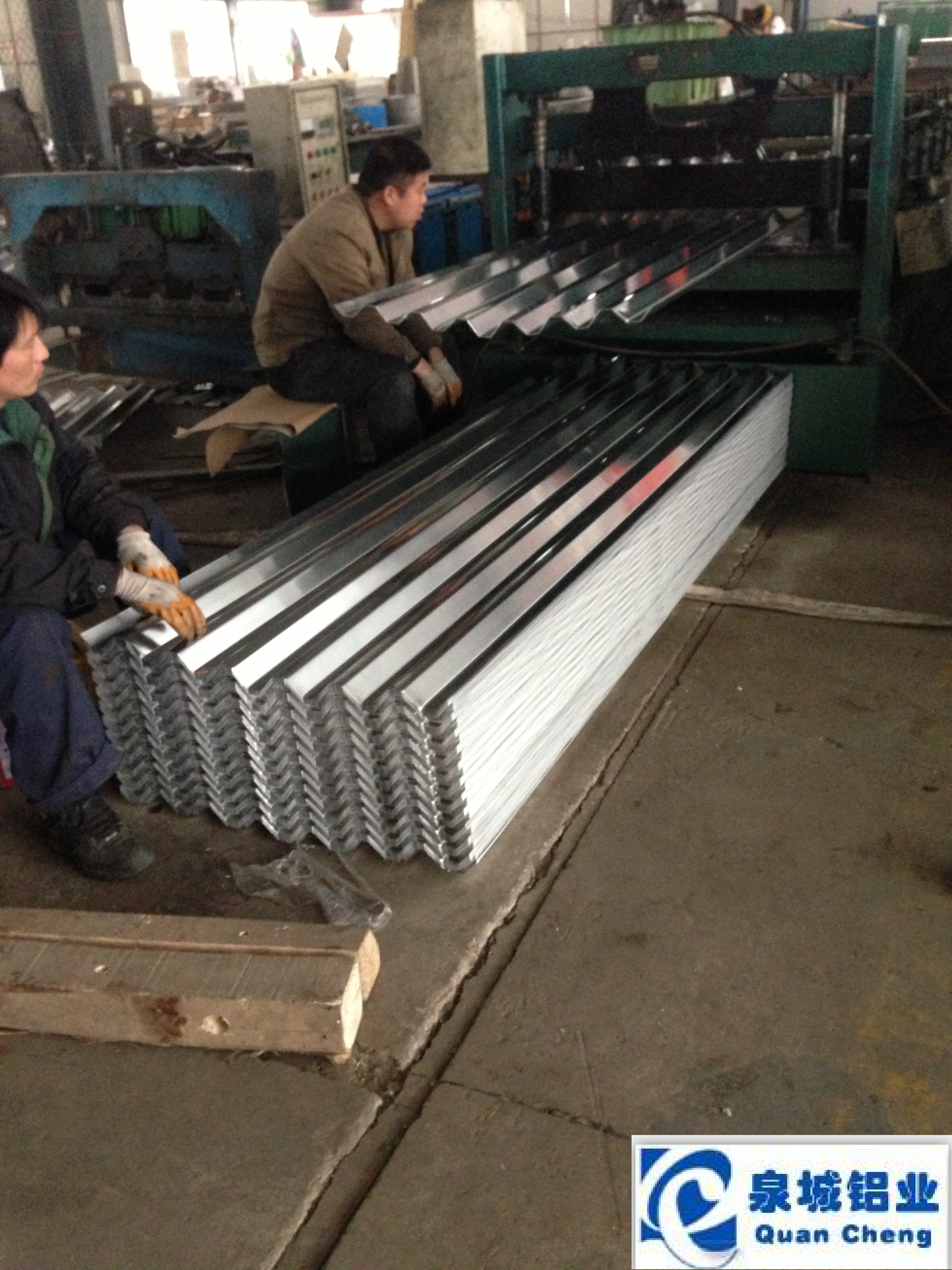 泉城鋁業(yè) 壓型鋁板、鋁瓦、壓型鋁板批發(fā)、山東壓型鋁板、濟(jì)南壓型鋁板