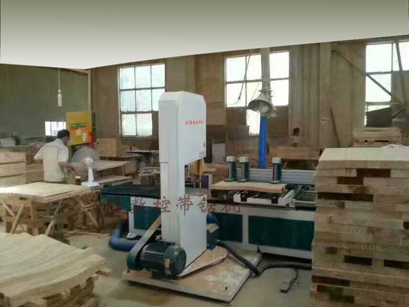 廣東湛江興隆數(shù)控木工電腦帶鋸機(jī)細(xì)木曲線鋸木工帶鋸