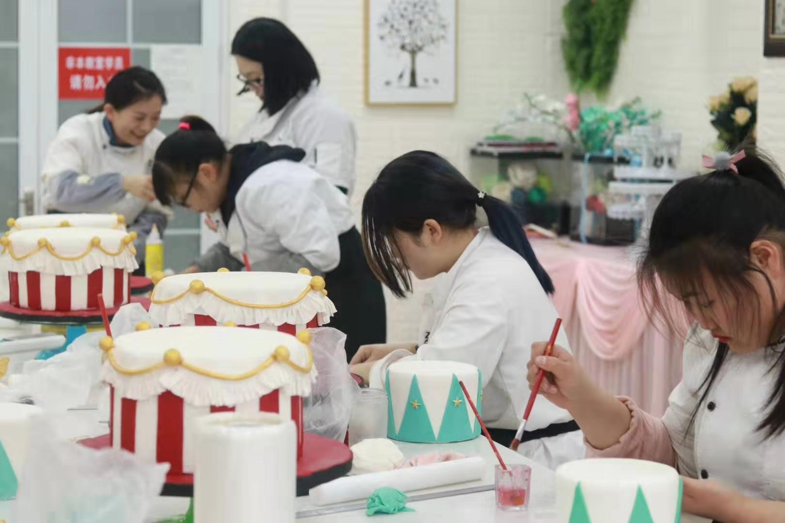 學(xué)烘焙西點(diǎn)蛋糕專業(yè)仔細(xì)的培訓(xùn)學(xué)校 泰安百甲蛋糕烘焙西點(diǎn)培訓(xùn)學(xué)校