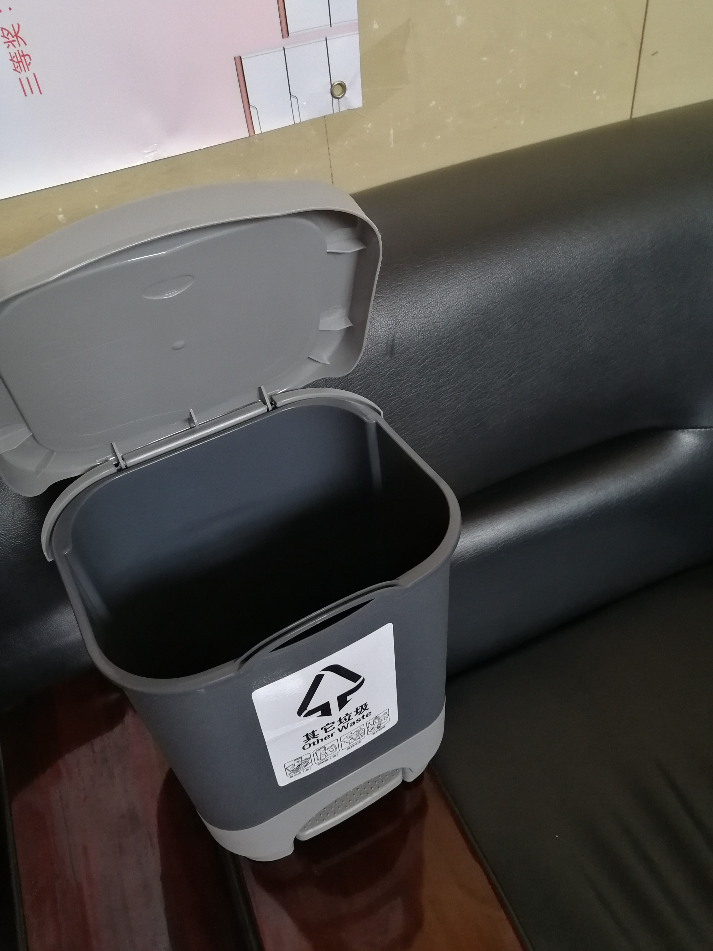 北京10升塑料方形垃圾桶批發(fā)、定做、廠價(jià)出售、熱銷【北京匯宏源翔園林景觀設(shè)計(jì)中心】