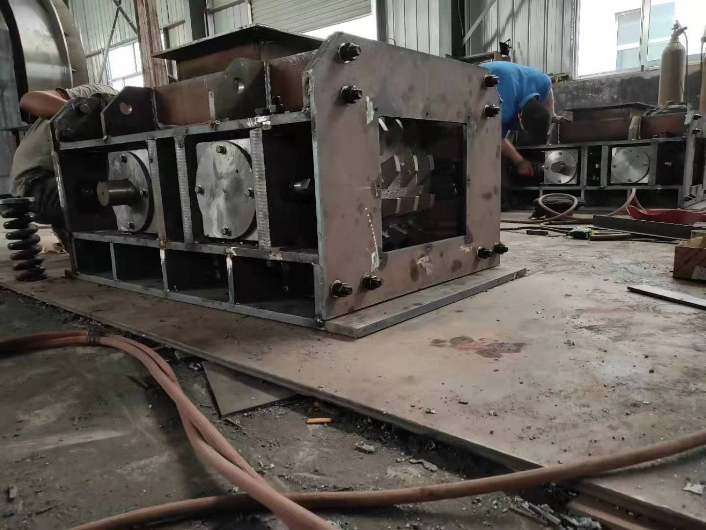 廠家直銷粘濕物料破碎機 輥壓機多少錢