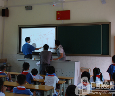 山東65寸交互式觸控一體機(jī)濟(jì)南鴻合65寸雙系統(tǒng)觸控一體機(jī)