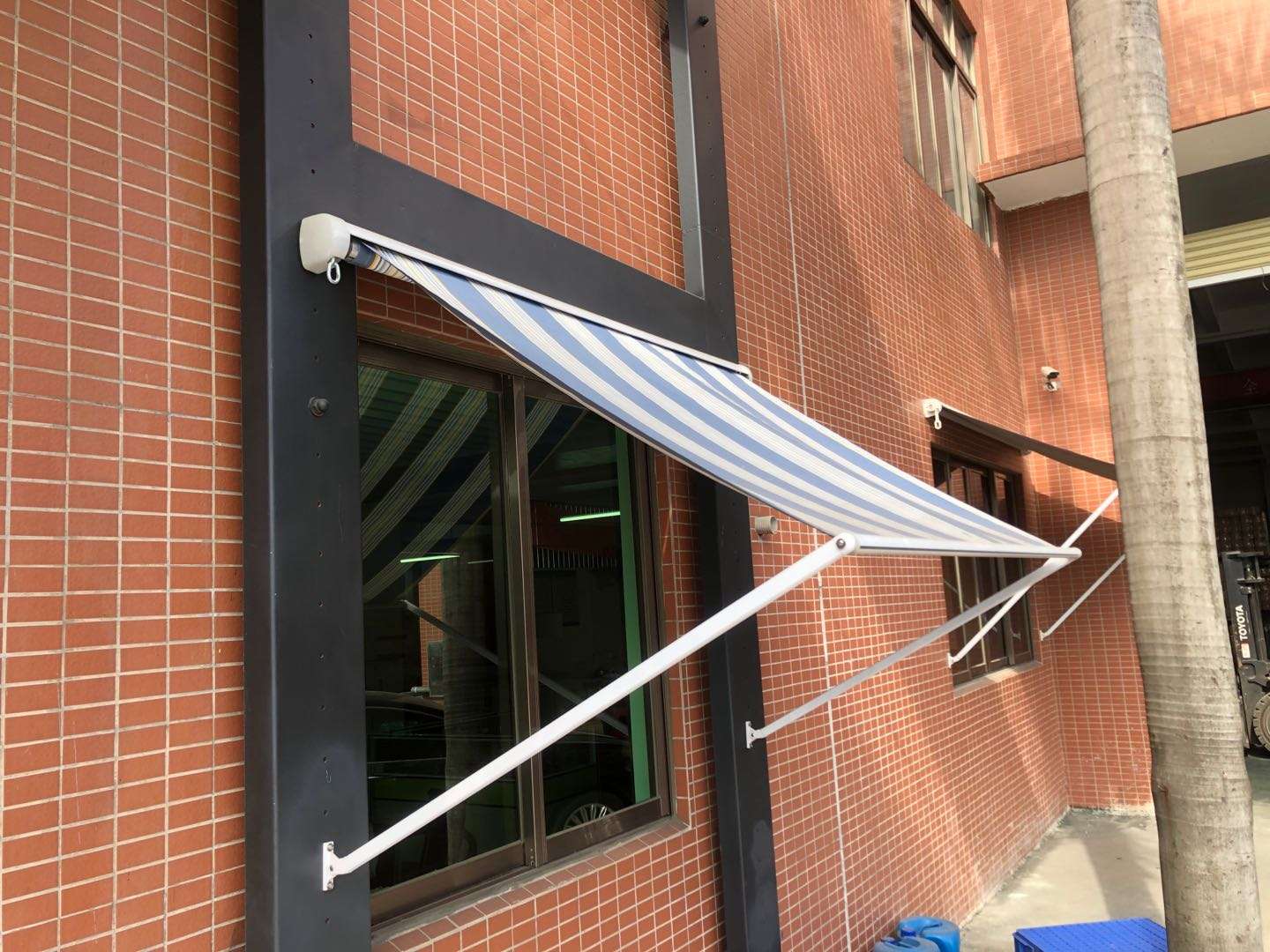 擺臂蓬 烏魯木齊擺臂蓬 擺臂遮陽蓬 遮陽蓬廠家 烏魯木齊擺臂蓬批發(fā)