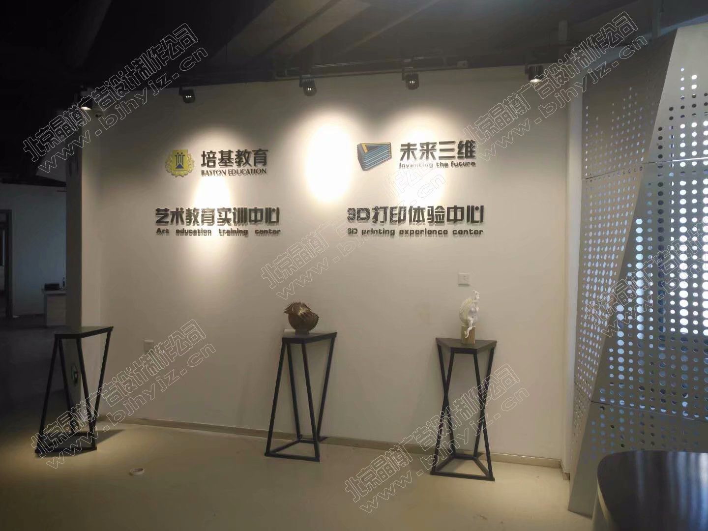 燈箱發(fā)光字亞克力雕刻加工寫真噴繪