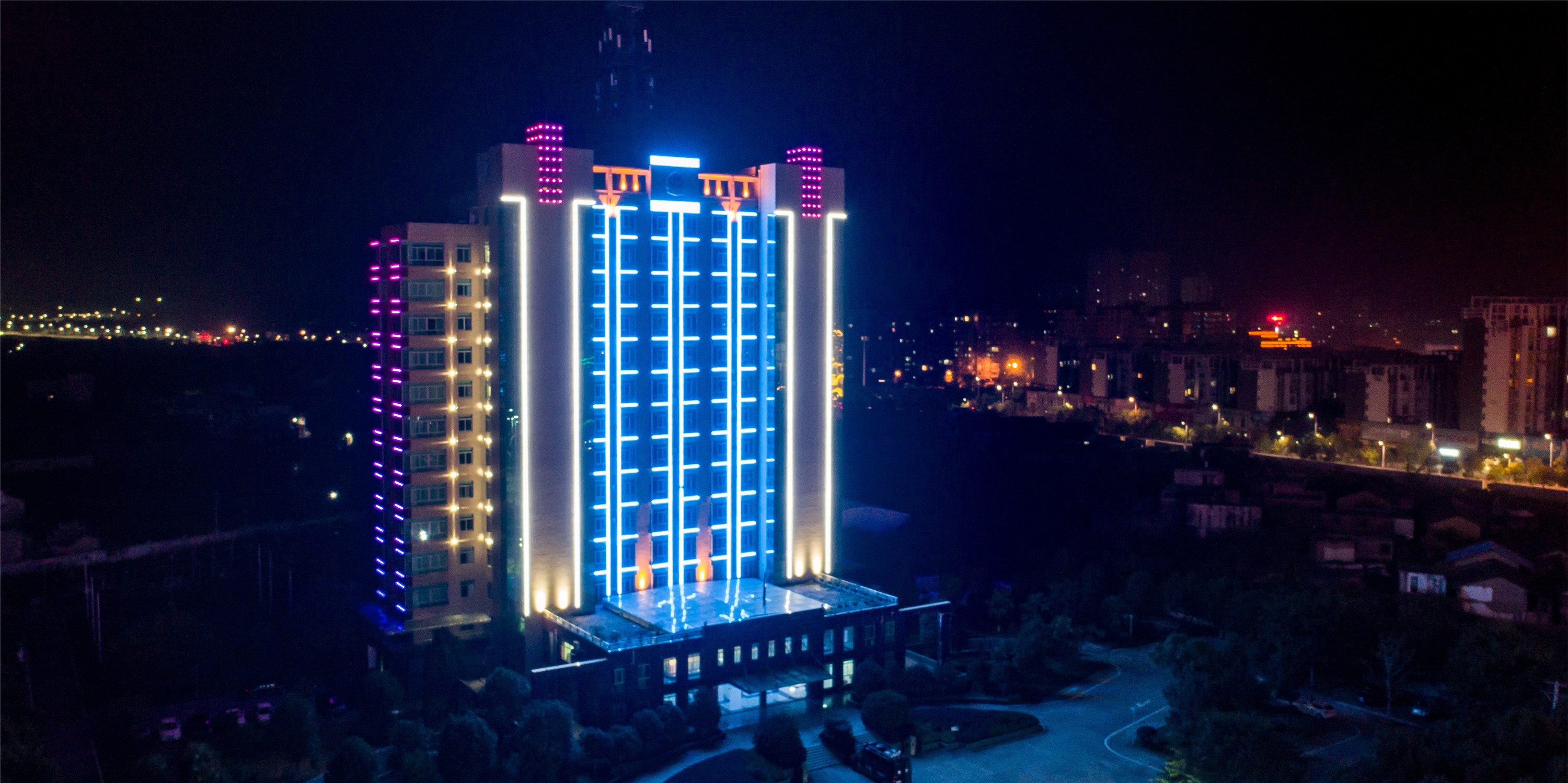 供應(yīng)濟南夜景亮化設(shè)計廣告字照明工