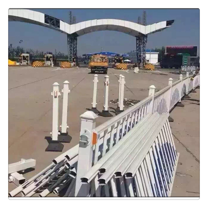 邢臺(tái)廠家公路京式護(hù)欄網(wǎng)廠家定制各種公路馬路防撞噴塑護(hù)欄網(wǎng)