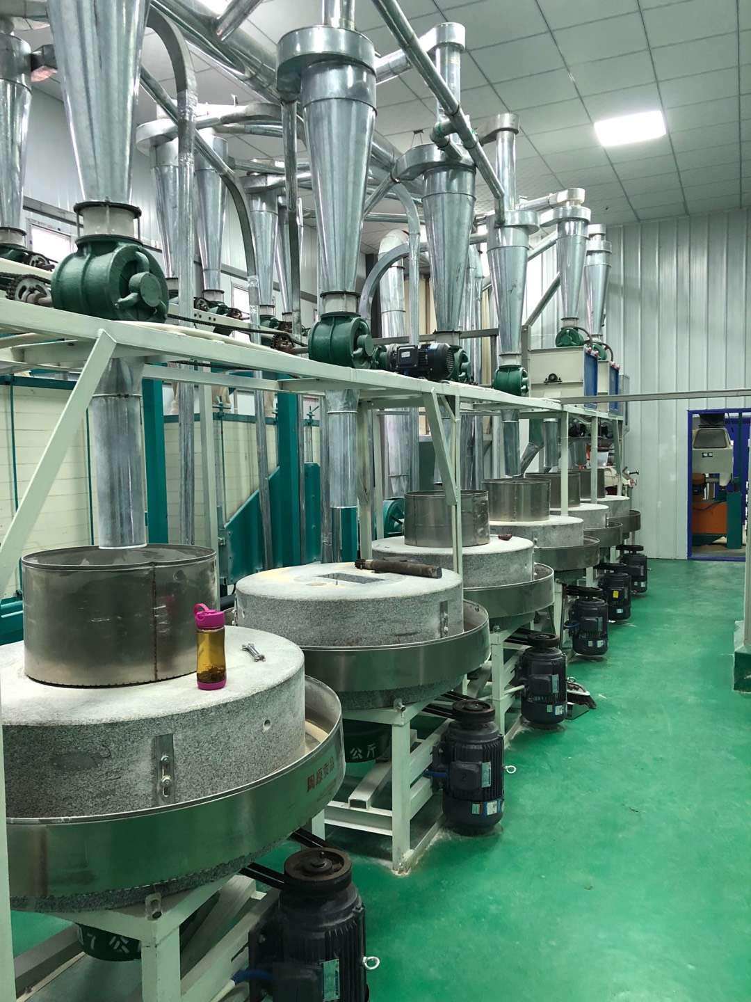小型石磨面粉機(jī)廠家 小型石磨面粉機(jī)供應(yīng) 小型石磨面粉機(jī)批發(fā) 小型石磨面粉機(jī)生產(chǎn)線