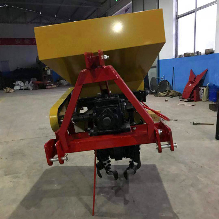 廠家直銷四輪拖拉機帶開溝施肥一體機 顆粒肥有機肥施肥機