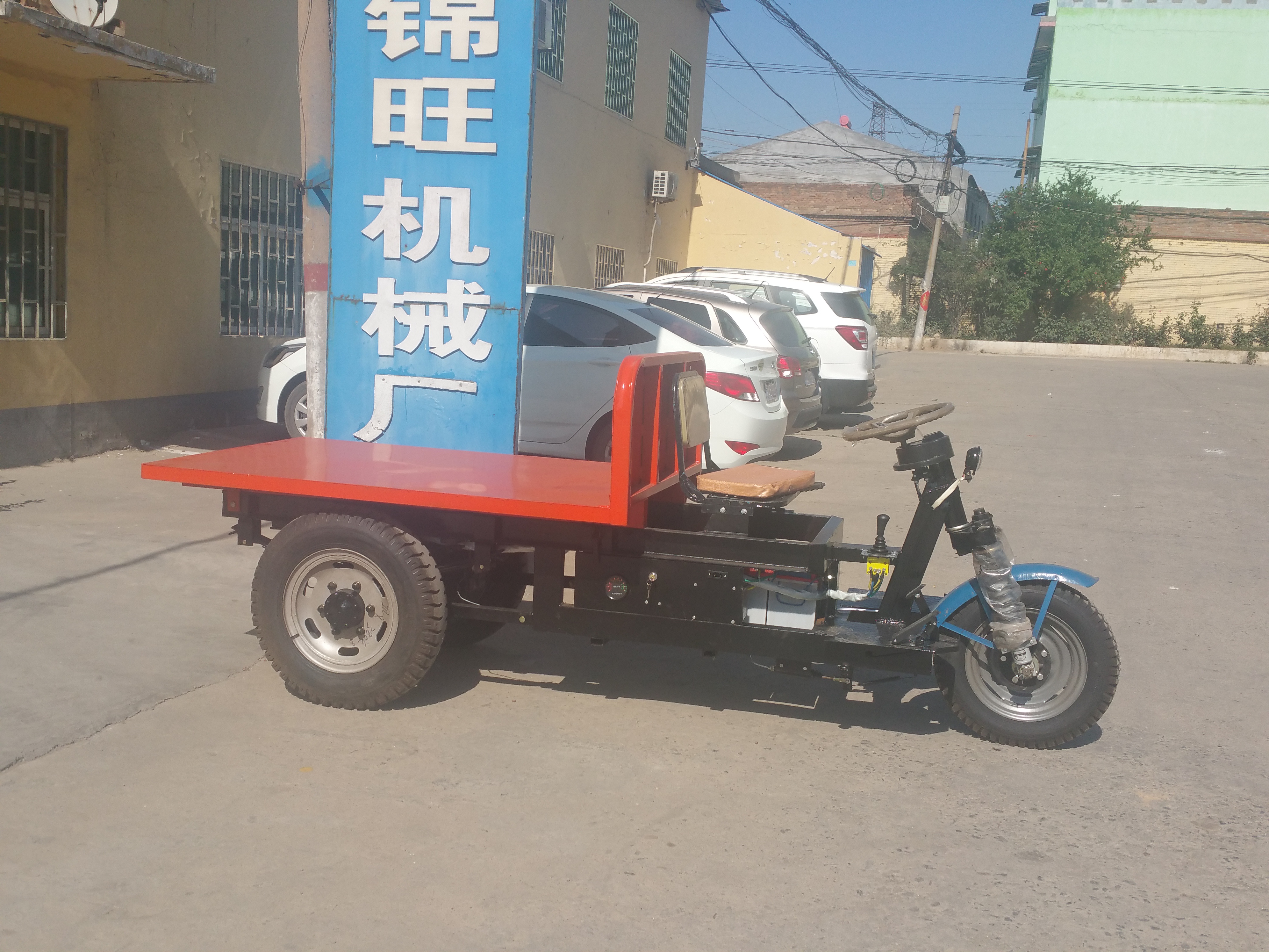 平穩(wěn)運行電動平板三輪車在售