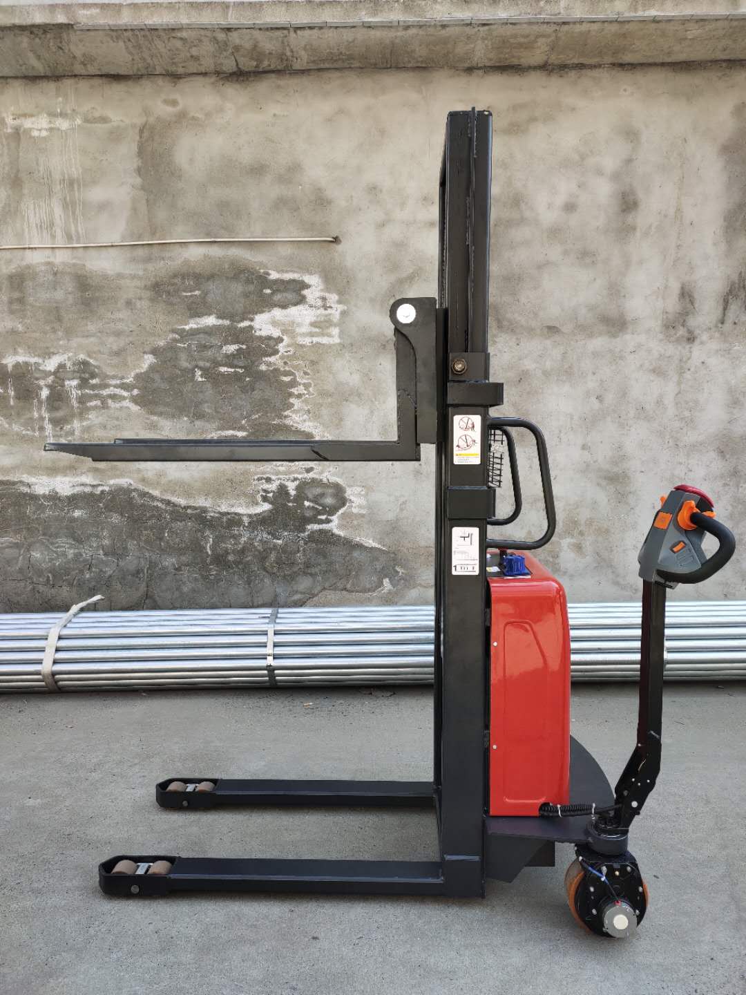 浙江全電動(dòng)堆高車廠家、批發(fā)價(jià)格、直銷、優(yōu)質(zhì)供應(yīng)商【泰州市群利起重設(shè)備有限公司】 步行式全電動(dòng)堆高車