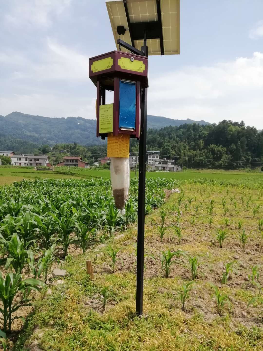廠家定制太陽能害蟲誘捕器 多功能殺蟲燈 現(xiàn)貨供應