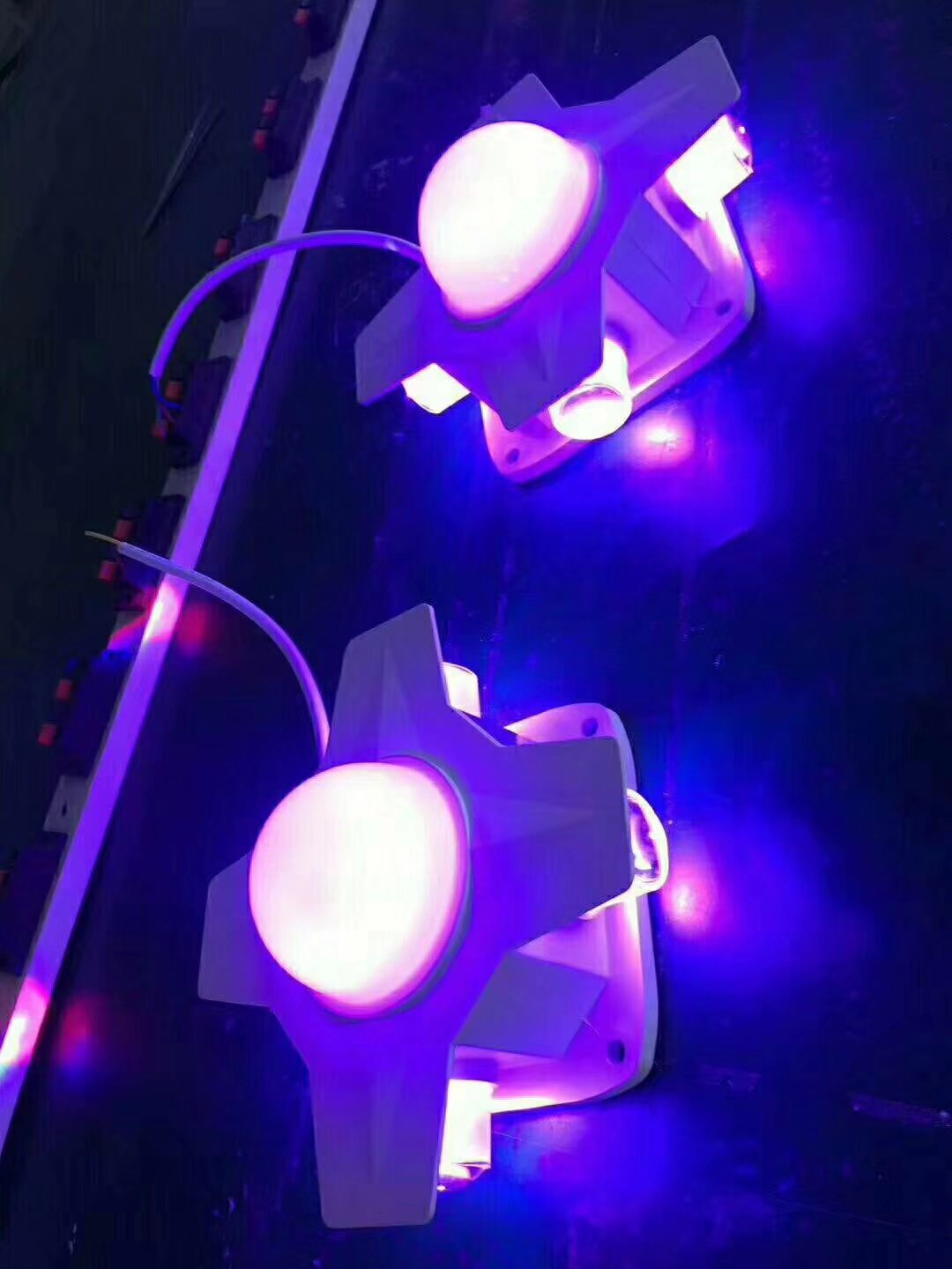 廠家直銷批發(fā)十字星光燈 廣東七彩點(diǎn)光源LED戶外裝飾射燈價(jià)格