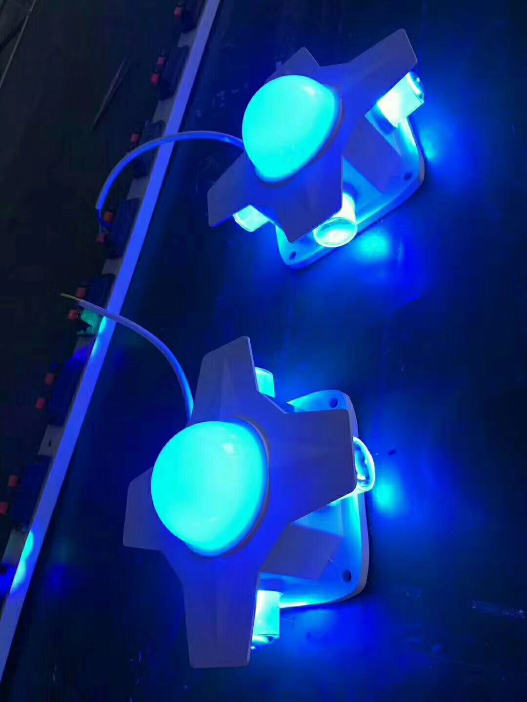 廠家直銷批發(fā)十字星光燈 廣東七彩點(diǎn)光源LED戶外裝飾射燈價(jià)格