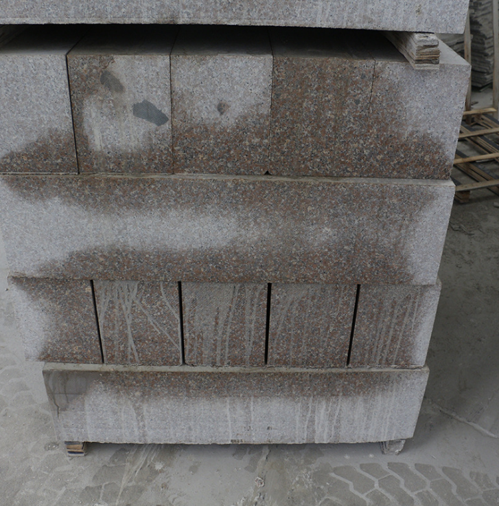 山東五蓮花路牙石廠家直銷 山東芝麻灰側(cè)石 灰色花崗巖 平石 芝麻灰路邊石價(jià)格