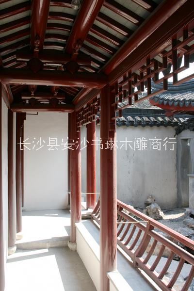 仿古中式木質(zhì)長(zhǎng)廊