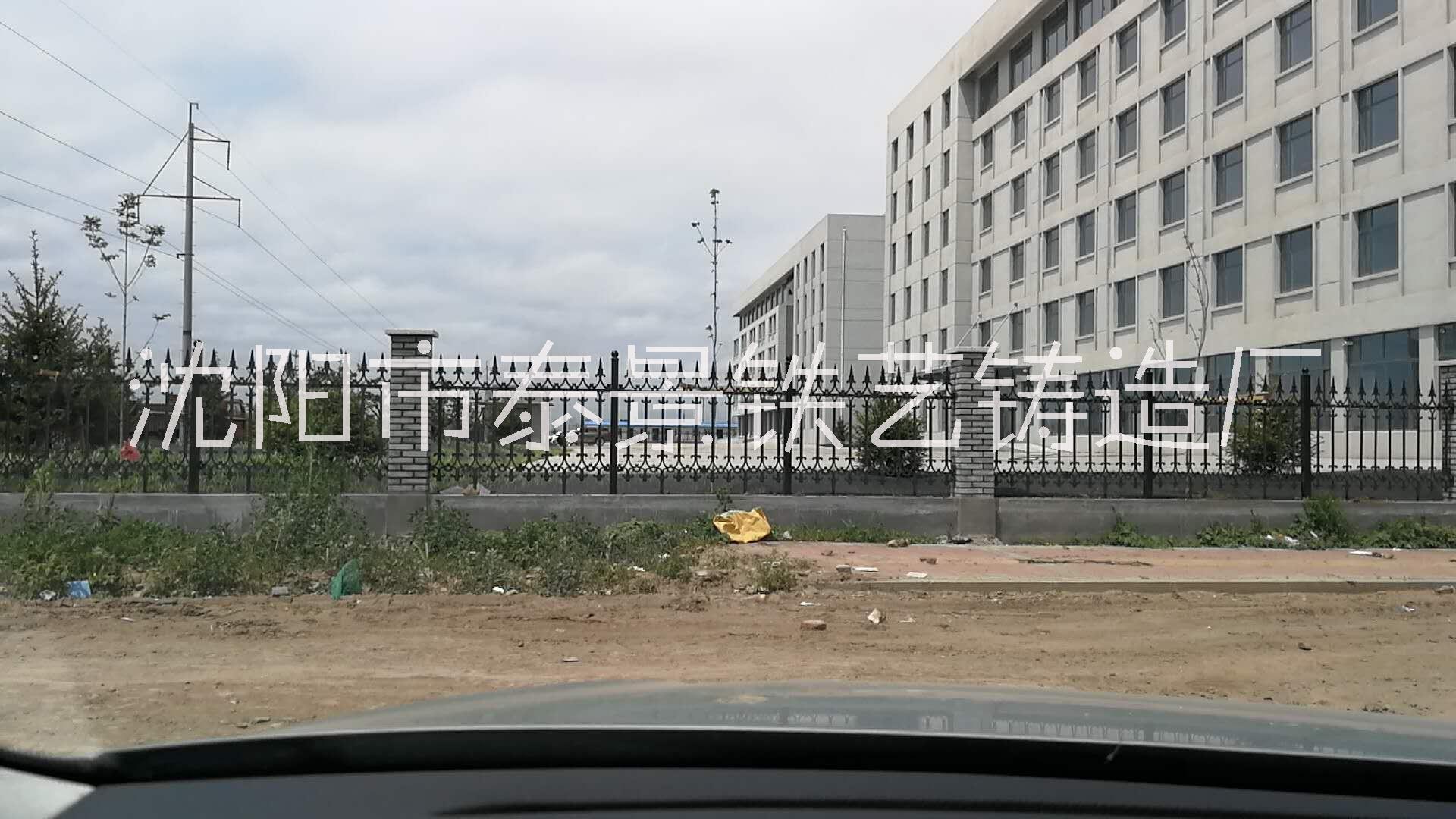 沈陽圍墻鐵藝護欄/沈陽圍墻鐵藝柵欄/沈陽鑄鐵圍墻護欄