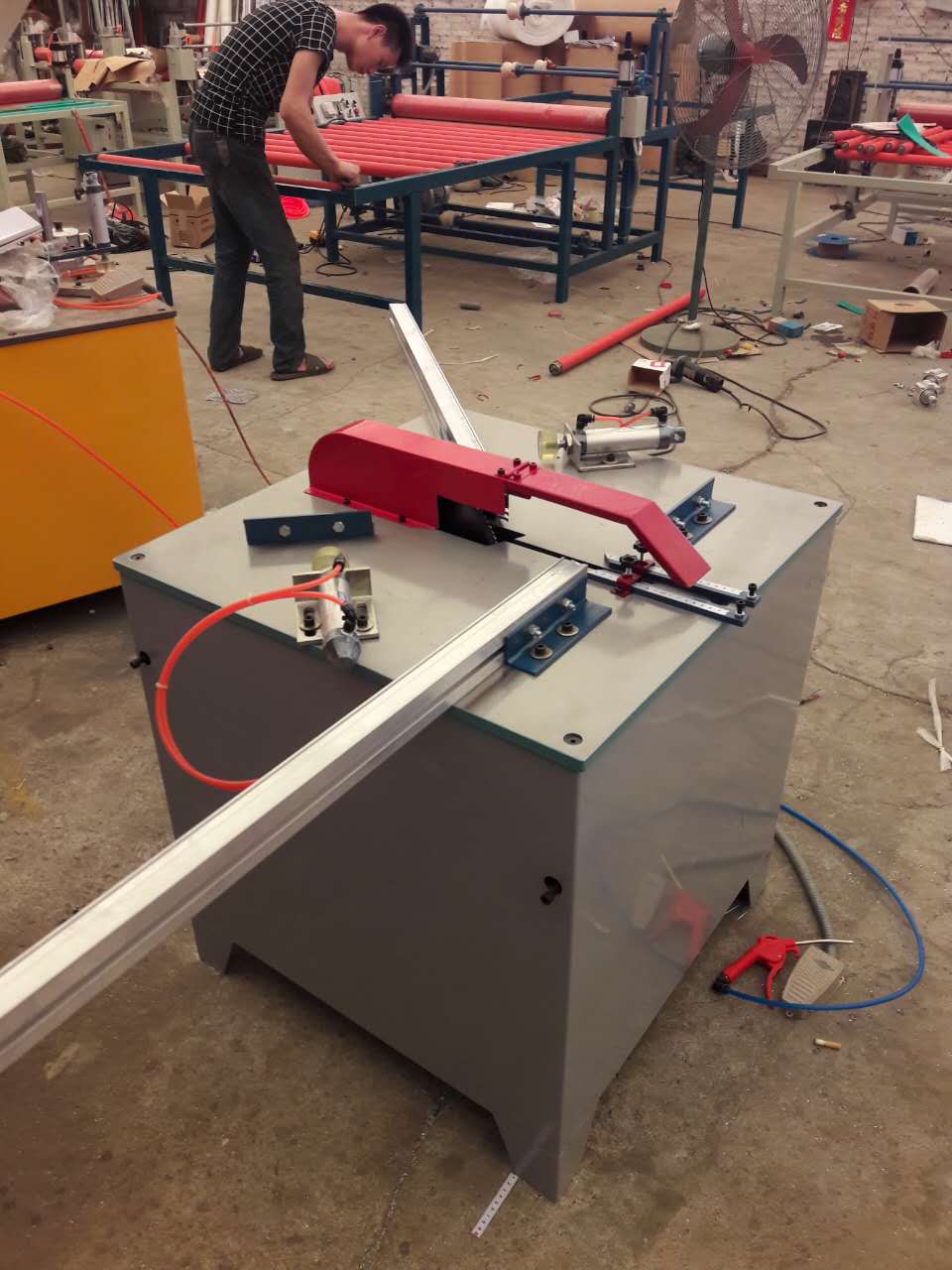 供應(yīng)成都重慶晶鋼門(mén)鋁合金切割機(jī)切角機(jī)