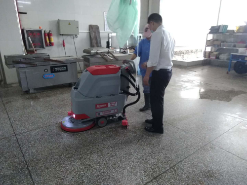 水產(chǎn)加工廠用北海充電式洗地機(jī)清潔污水泥沙效果好