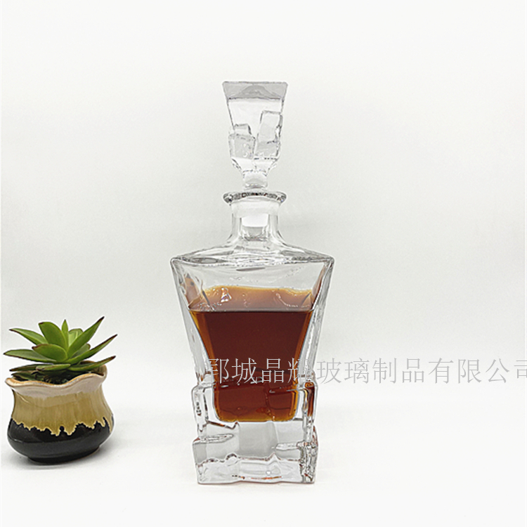 洋酒瓶700ml 洋酒瓶的價格  *洋酒瓶定做廠家   洋酒瓶生產(chǎn)廠家  洋酒瓶批發(fā)  洋酒瓶廠家 山東酒瓶生產(chǎn)廠家