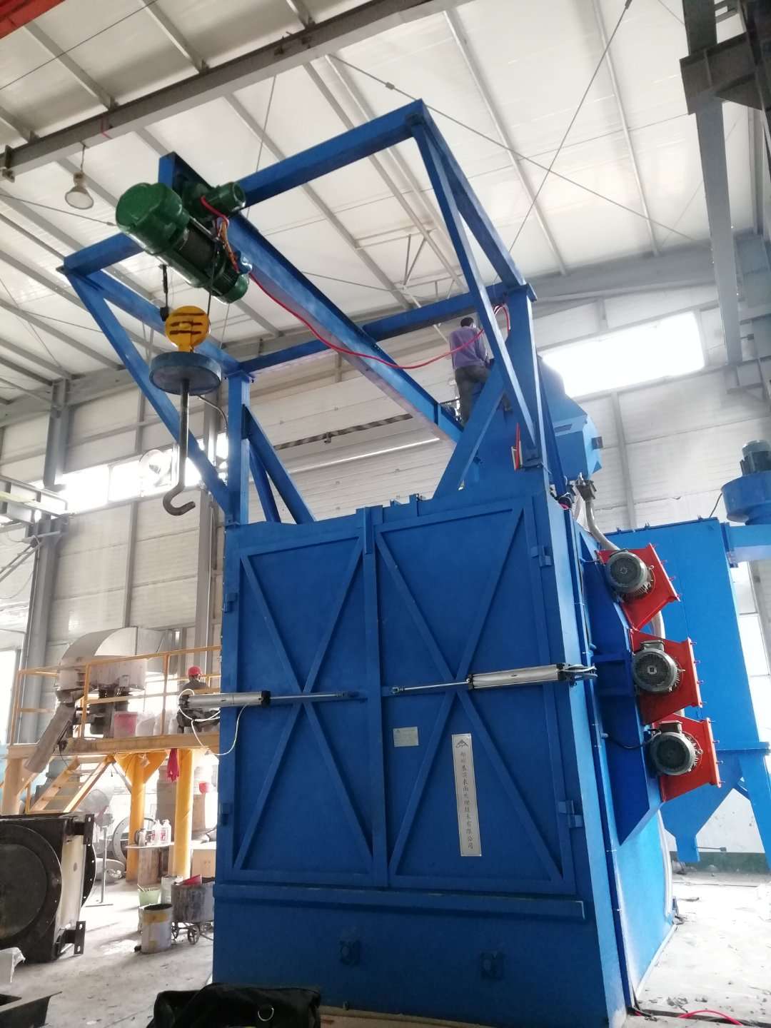 山東吊鉤式拋丸機(jī)廠家生產(chǎn)單鉤拋丸機(jī)