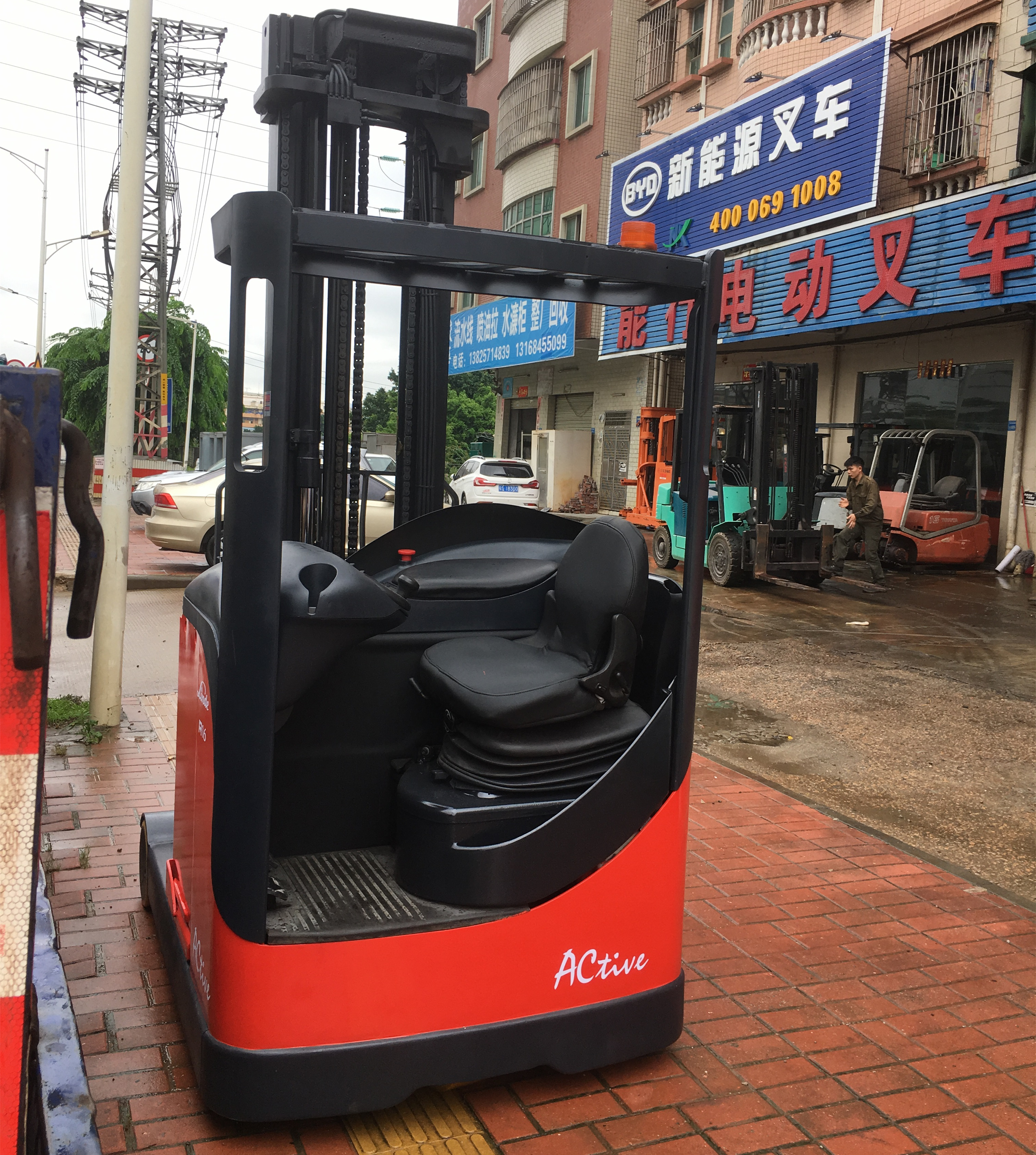 二手進(jìn)口林德R16S電動(dòng)叉車(chē)三節(jié)門(mén)架升高6.9米