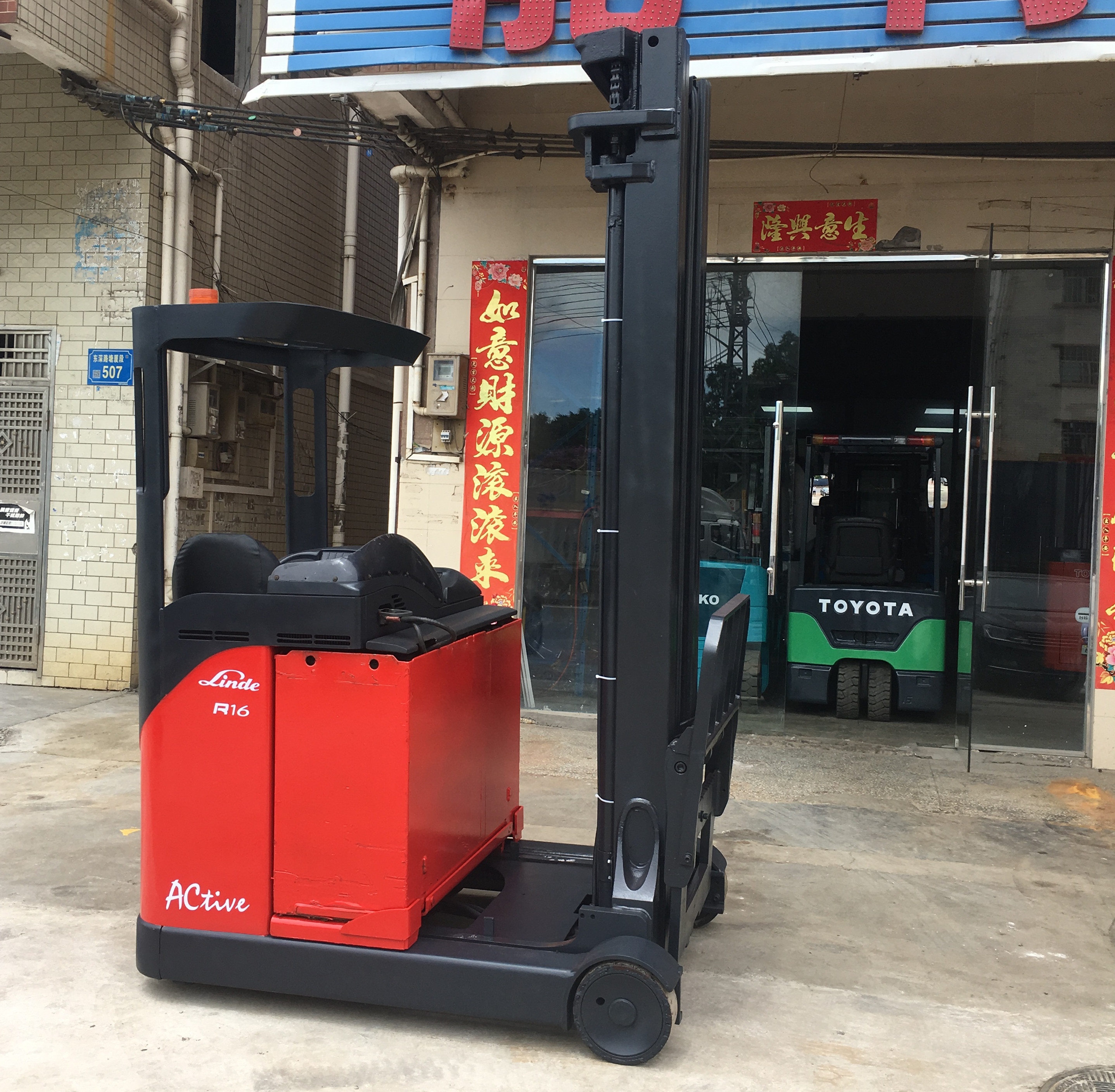 二手進(jìn)口林德R16S電動(dòng)叉車(chē)三節(jié)門(mén)架升高6.9米