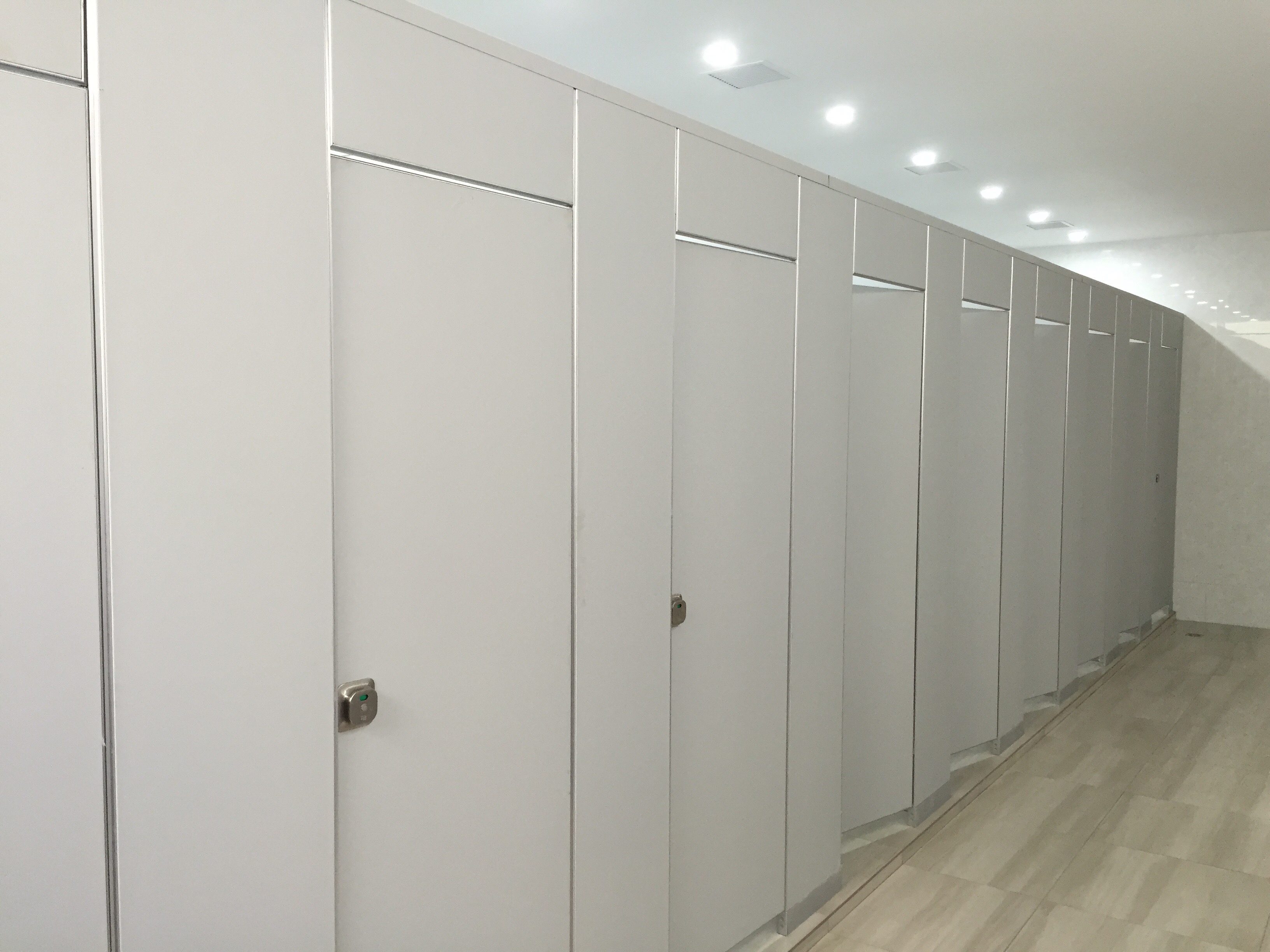 衛(wèi)生間金屬蜂窩板 公共衛(wèi)生間隔斷 酒店廁所隔斷板材 地鐵鋁蜂窩衛(wèi)生間隔間隔斷 廁所隔斷隔板 佛山金屬公衛(wèi)生間隔斷