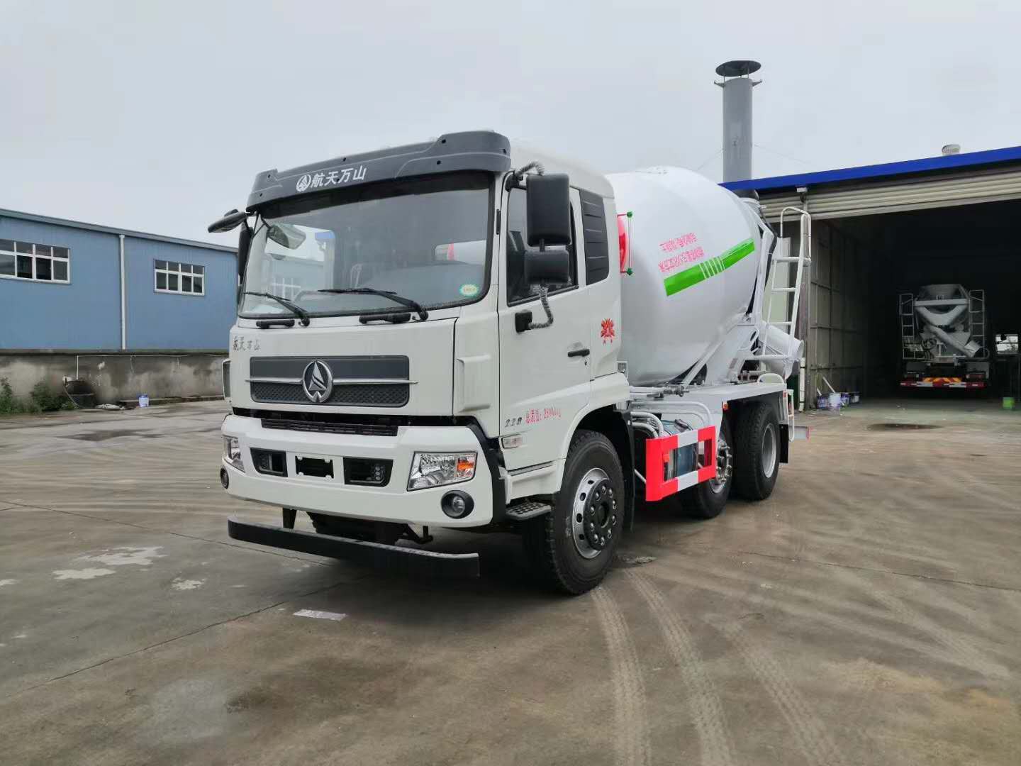 8方6X2萬(wàn)山攪拌車(chē)   東風(fēng)華神6X2攪拌車(chē)   8方水泥攪拌車(chē)有那幾款  6X2輕量化小三軸攪拌車(chē)