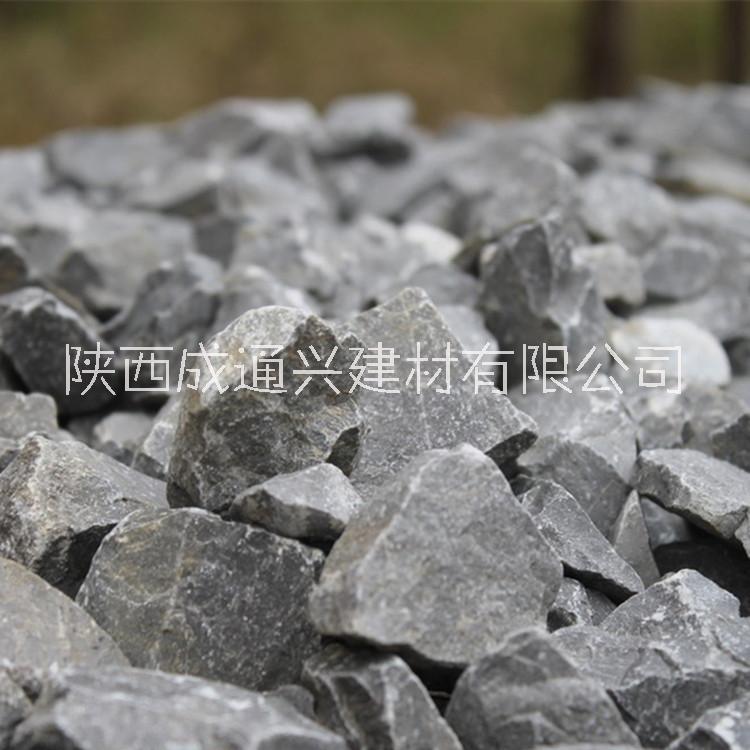 大量供應(yīng)鋪路青石 路沿石 公路工程青石 不同規(guī)格鋪路石