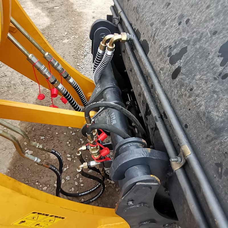 自行上料攪拌機(jī)攪拌斗裝載機(jī)鏟車攪拌斗出廠價(jià)格