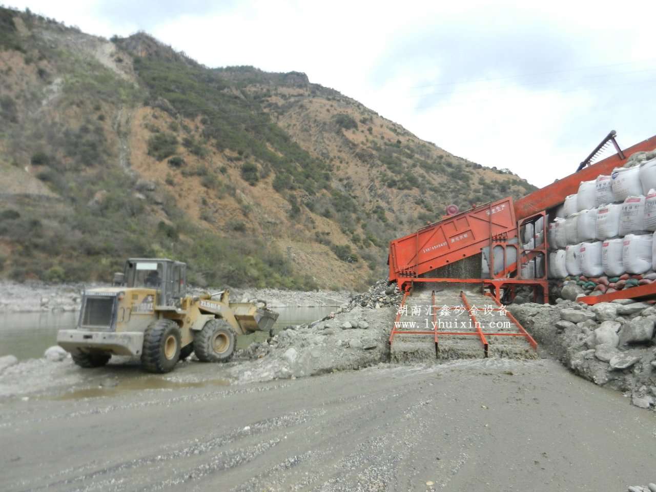 專業(yè)生產(chǎn) 供應(yīng)振動選金溜槽、黃金溜槽、砂金振動篩