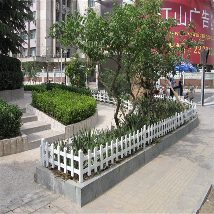 草坪護(hù)欄小區(qū)綠化圍擋路邊草坪綠化PVC護(hù)欄白色鋅鋼護(hù)欄