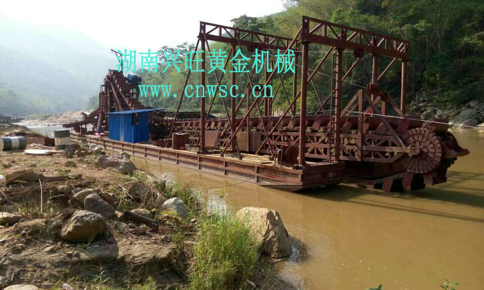 湖南淘金船設備自帶工作平臺采礦設備、篩洗設備、選礦設備、發(fā)電機組、減速機等自動化程度高，節(jié)能省力,一次性生產(chǎn)出合格產(chǎn)品