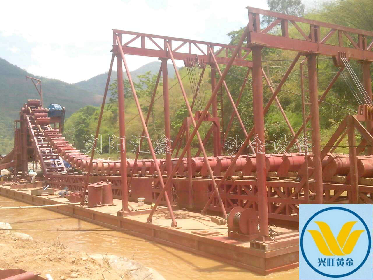 湖南挖金船廠家 國內(nèi)外挖金船廠家供應商 整套設備可以根據(jù)客戶要求設計定做 國內(nèi)外科學、新進、適用性強的砂金采礦兼選礦設備